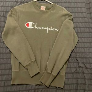 Women’s champion sweat shirt.